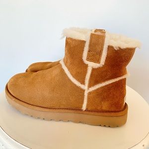 UGG Mini Contrast Boot in Chestnut